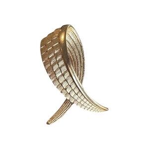 Vintage Monet Signed Gold Tone Textured Brooch Pin Swirl Ribbon